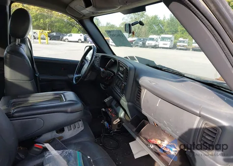 2000 Chevrolet Silverado K2500 из США, поврежденный, VIN 1GCGK29U9YE415973